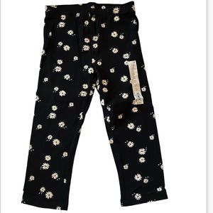 Black Daisy Print Capri Leggings
